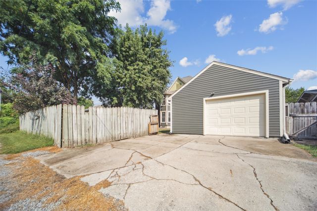 521 N 2nd Avenue E, Newton, IA 50208