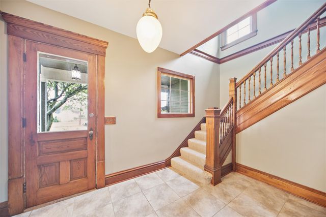 521 N 2nd Avenue E, Newton, IA 50208