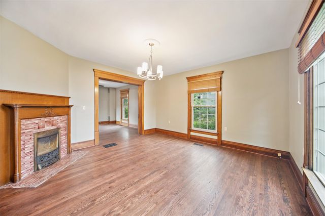 521 N 2nd Avenue E, Newton, IA 50208