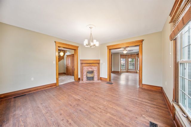 521 N 2nd Avenue E, Newton, IA 50208