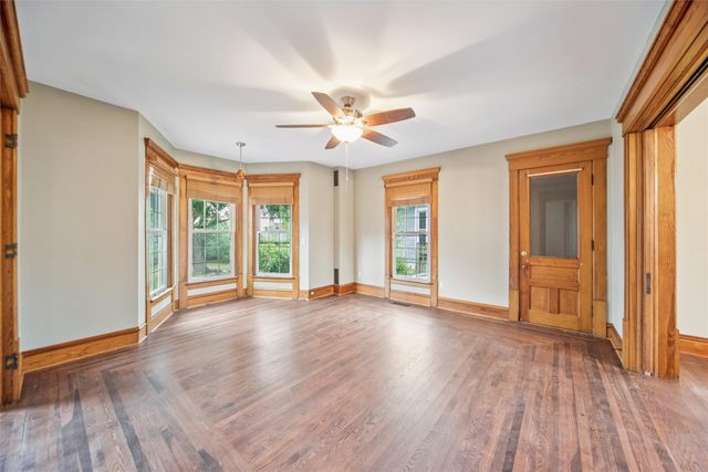 521 N 2nd Avenue E, Newton, IA 50208