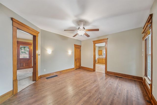 521 N 2nd Avenue E, Newton, IA 50208