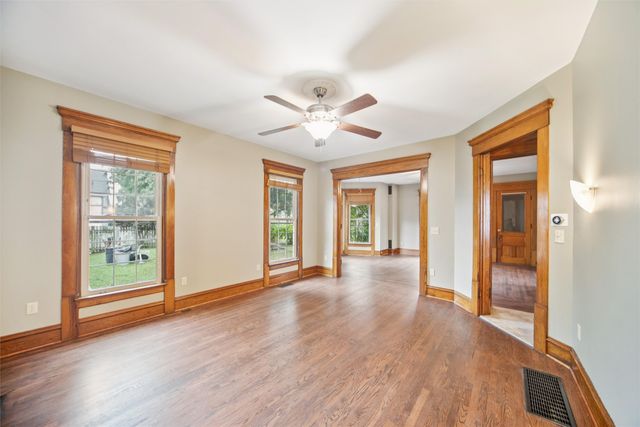 521 N 2nd Avenue E, Newton, IA 50208