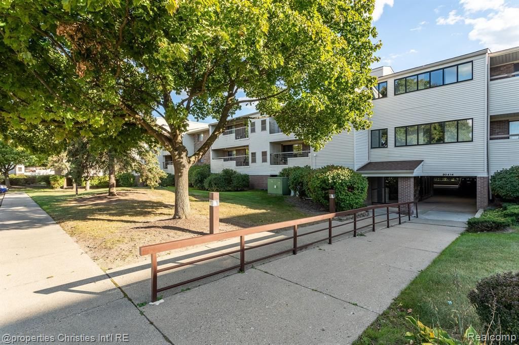 30414 Orchard Lake Road 13, Farmington Hills, MI 48334