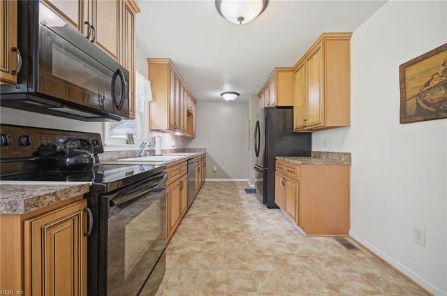 116 Greenland DR, Yorktown, VA 23693