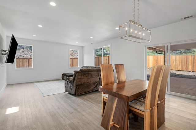 1185 Orange Blossom Drive, Klamath Falls, OR 97601