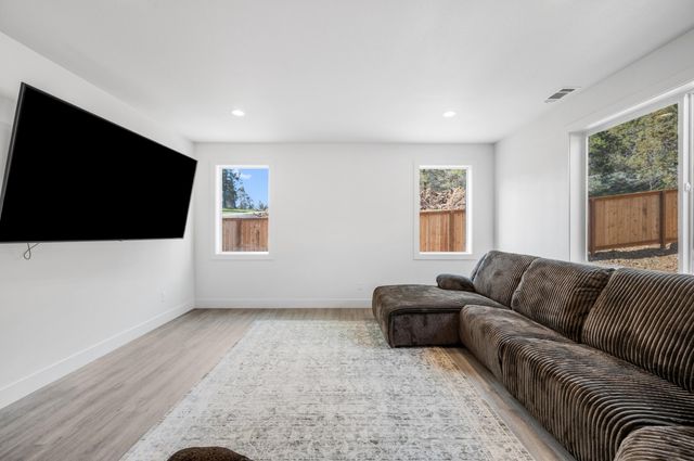 1185 Orange Blossom Drive, Klamath Falls, OR 97601