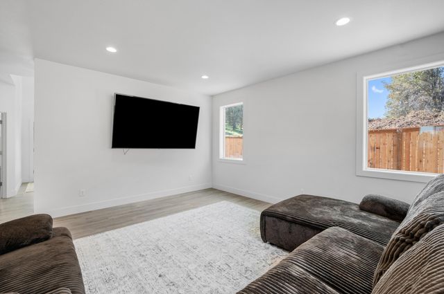 1185 Orange Blossom Drive, Klamath Falls, OR 97601