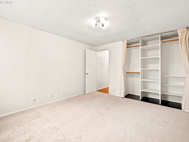 47 EAGLE CREST Dr 40, Lake Oswego, OR 97035