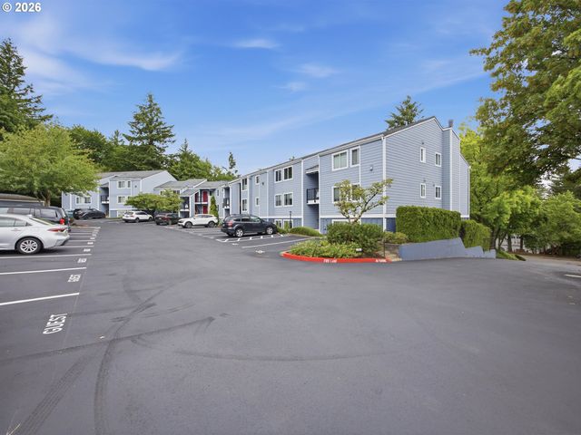 47 EAGLE CREST Dr 40, Lake Oswego, OR 97035