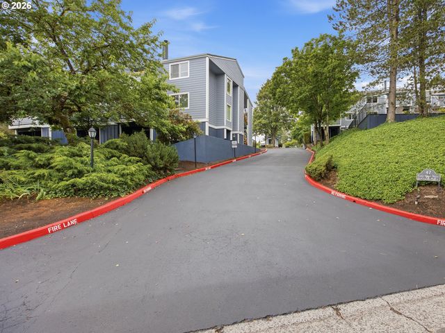 47 EAGLE CREST Dr 40, Lake Oswego, OR 97035