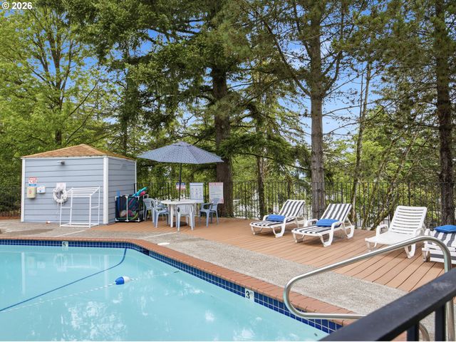 47 EAGLE CREST Dr 40, Lake Oswego, OR 97035
