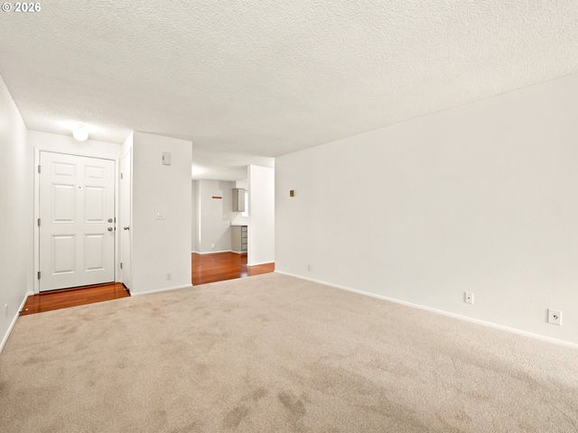47 EAGLE CREST Dr 40, Lake Oswego, OR 97035