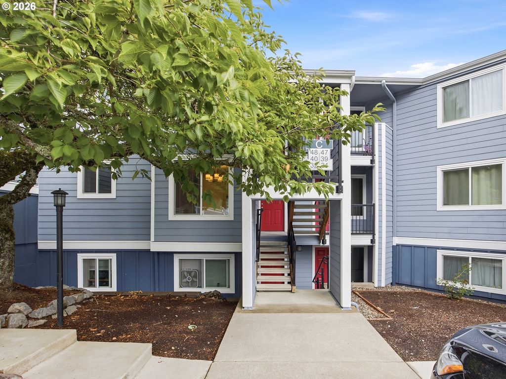 47 EAGLE CREST Dr 40, Lake Oswego, OR 97035