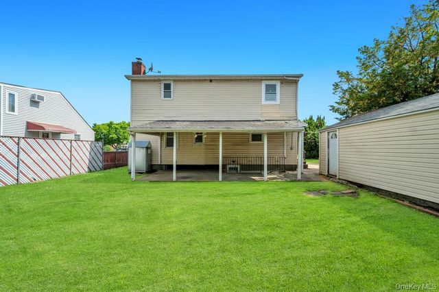 15 Farm Lane, Hicksville, NY 11801
