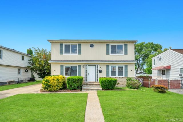 15 Farm Lane, Hicksville, NY 11801