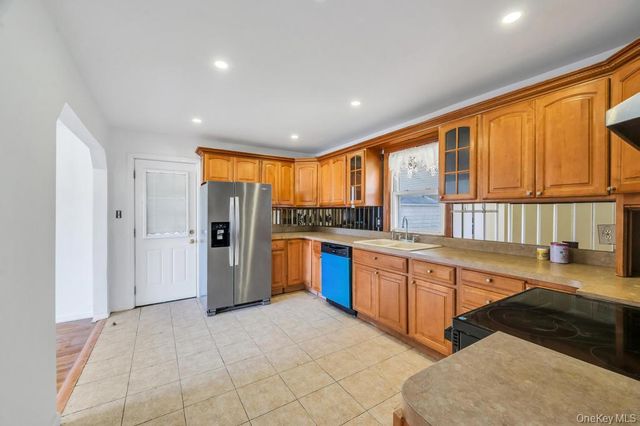 15 Farm Lane, Hicksville, NY 11801