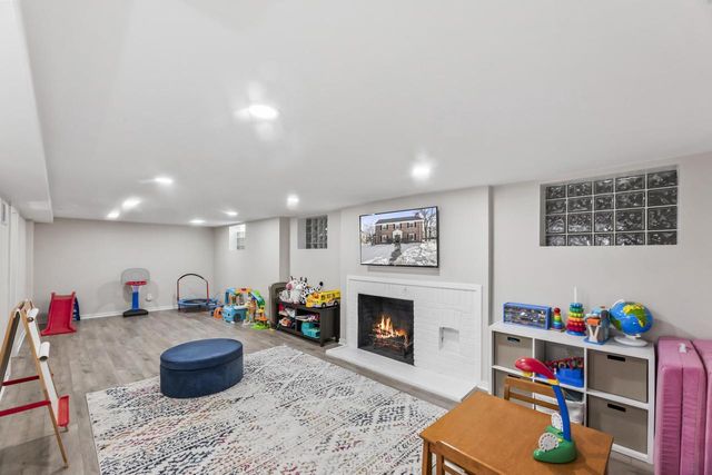 4400 N Wildwood AVENUE, Shorewood, WI 53211