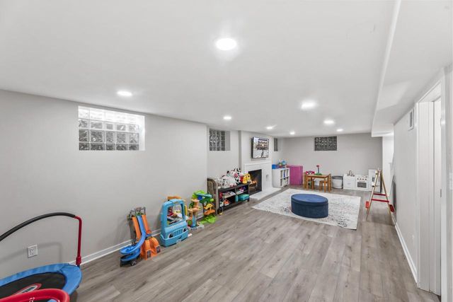 4400 N Wildwood AVENUE, Shorewood, WI 53211