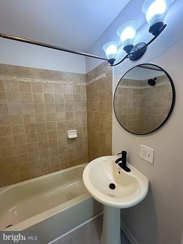 147 W BROAD ST, Telford, PA 18969