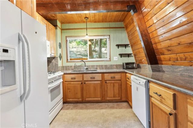 24091 Lakeview, Crestline, CA 92325