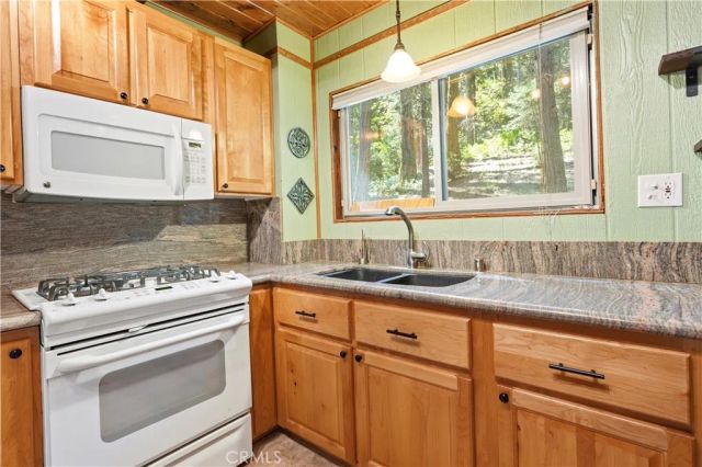 24091 Lakeview, Crestline, CA 92325
