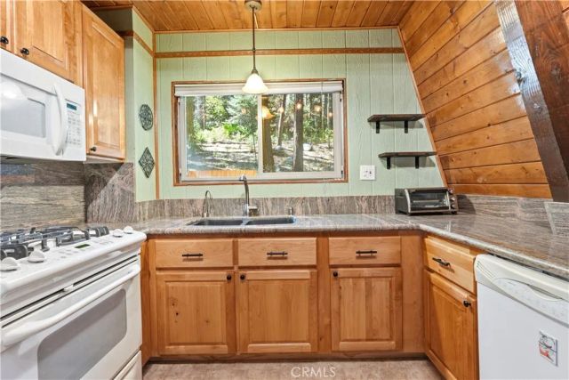 24091 Lakeview, Crestline, CA 92325