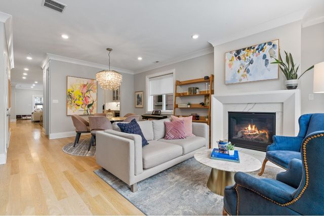 1517 W Barry Avenue 2W, Chicago, IL 60657