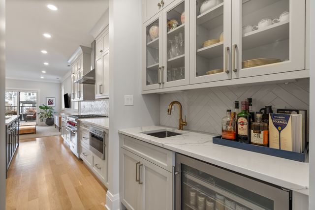 1517 W Barry Avenue 2W, Chicago, IL 60657