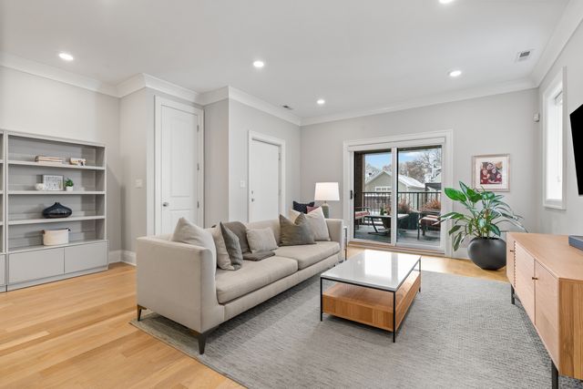 1517 W Barry Avenue 2W, Chicago, IL 60657