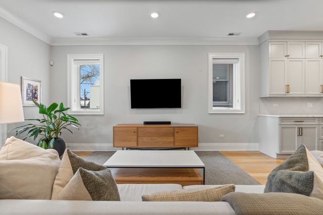 1517 W Barry Avenue 2W, Chicago, IL 60657