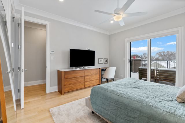 1517 W Barry Avenue 2W, Chicago, IL 60657