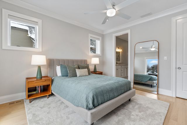 1517 W Barry Avenue 2W, Chicago, IL 60657