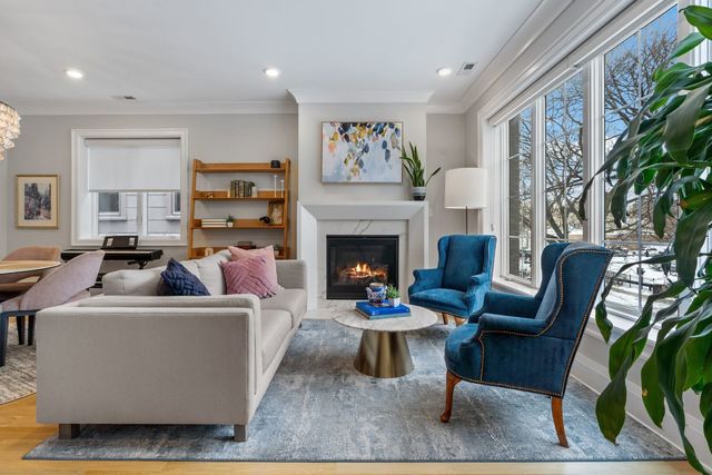 1517 W Barry Avenue 2W, Chicago, IL 60657