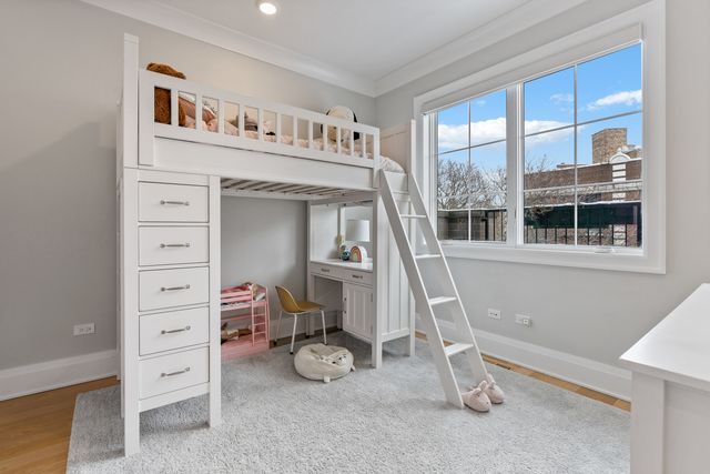 1517 W Barry Avenue 2W, Chicago, IL 60657