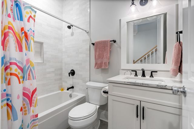 1517 W Barry Avenue 2W, Chicago, IL 60657