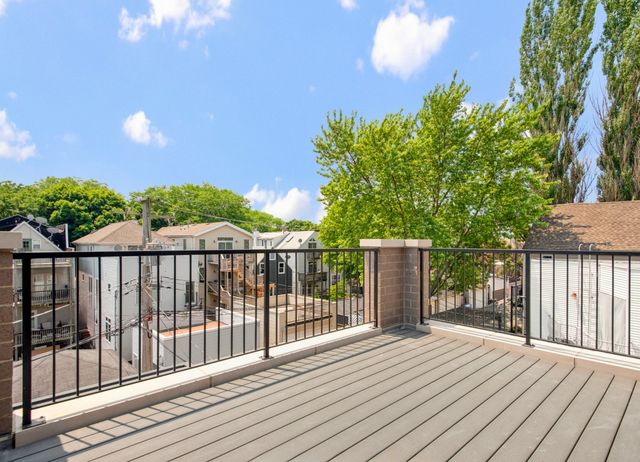 1517 W Barry Avenue 2W, Chicago, IL 60657