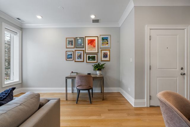 1517 W Barry Avenue 2W, Chicago, IL 60657