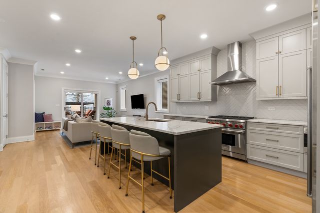 1517 W Barry Avenue 2W, Chicago, IL 60657