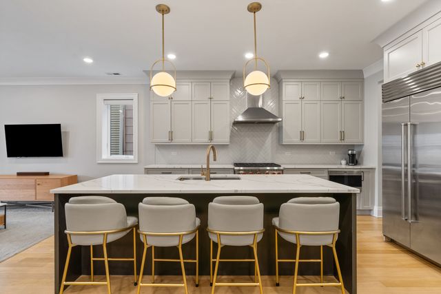 1517 W Barry Avenue 2W, Chicago, IL 60657