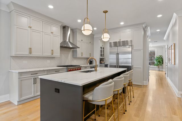 1517 W Barry Avenue 2W, Chicago, IL 60657