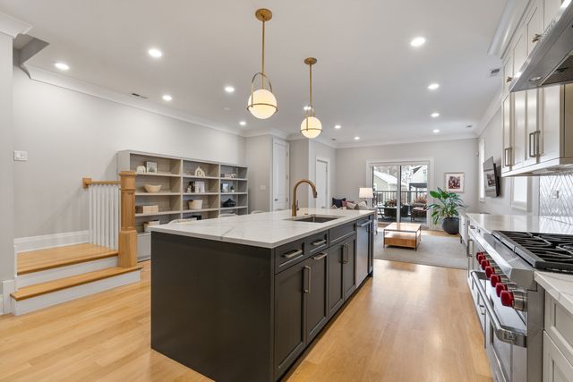 1517 W Barry Avenue 2W, Chicago, IL 60657