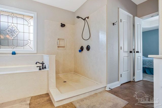 5296 Woodlake Tr, Gulf Breeze, FL 32563