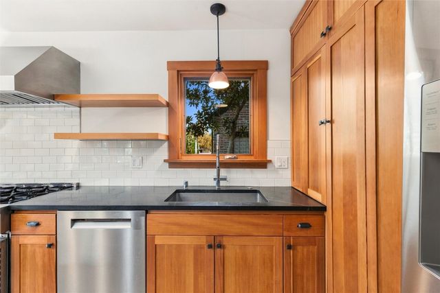 7345 18th Avenue NE, Seattle, WA 98115