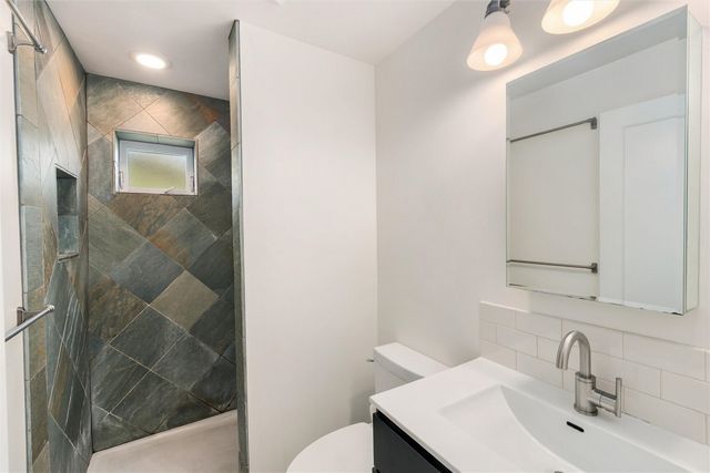 7345 18th Avenue NE, Seattle, WA 98115