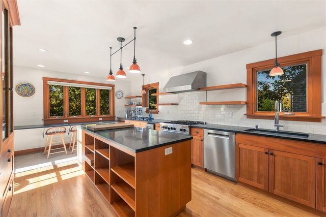 7345 18th Avenue NE, Seattle, WA 98115
