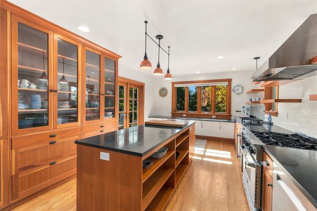 7345 18th Avenue NE, Seattle, WA 98115