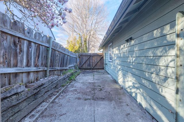 1987 Kelly Way, Grants Pass, OR 97527