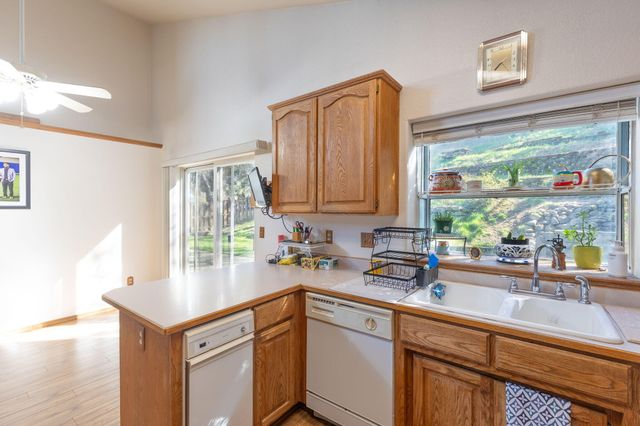 1987 Kelly Way, Grants Pass, OR 97527