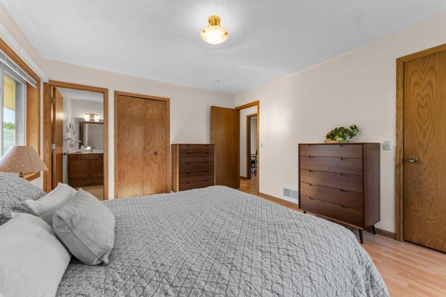 1013 Rushmore Drive, Burnsville, MN 55306